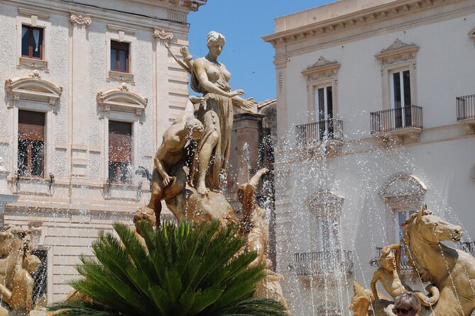 1 hour Calessino/Tuk tuk Tour to Syracuse or Ortigia Island - Piazza Archimede and the Diana Fountain: A Clean Sight-Stop