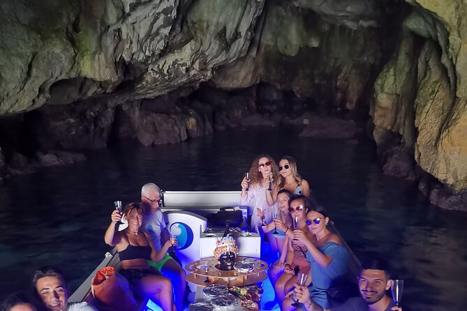 1-Hour Sea Caves and Boat Tour in Ortigia Syracuse - From the meeting point to the boat: how you’ll start your ride