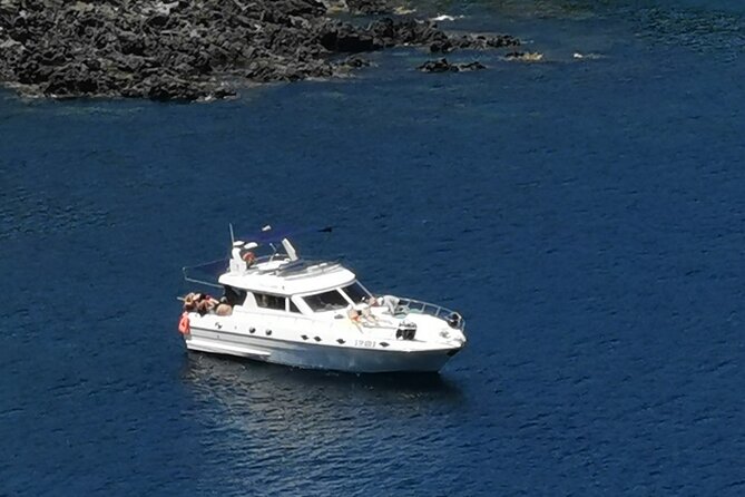 7-Hour Private Yacht Tour on the Island of Pantelleria - The coves stop: what you gain from choosing on the water