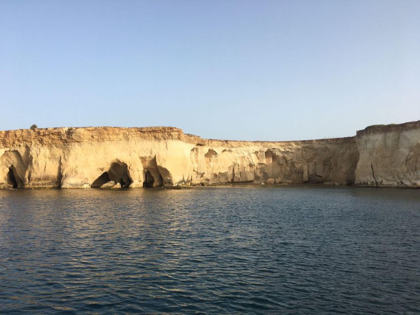 Boat tour of the island of Ortigia and the sea caves - The scenic circuit: bridges, memorial stops, and shoreline landmarks