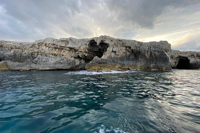 Boat tour Ortigia, sea caves and Pillirina 2h - The route in plain English: north Syracuse to Arenella, then back