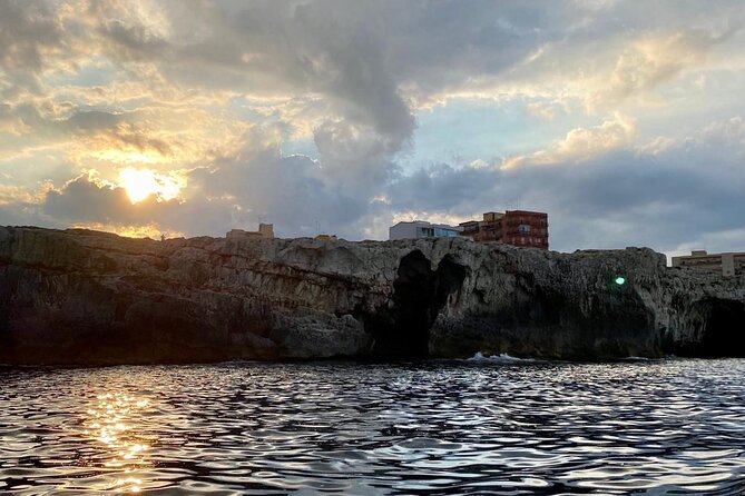 Boat tour Ortigia, sea caves and Pillirina 2h - Boat size and group feel: small enough to notice, big enough to chill