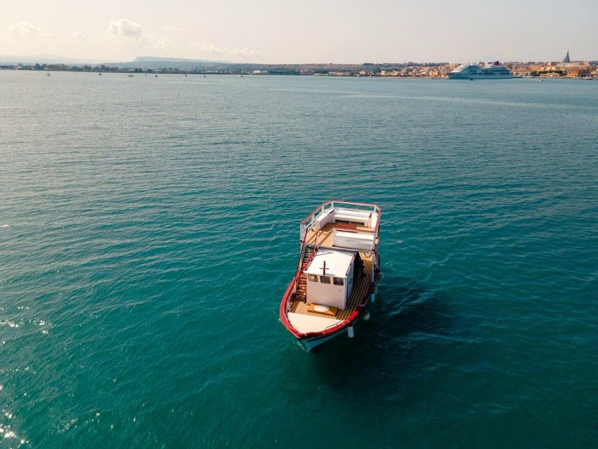 Boat tour with typical lunch in Siracusa - A 4-hour Syracuse coastline cruise that’s built for the best parts