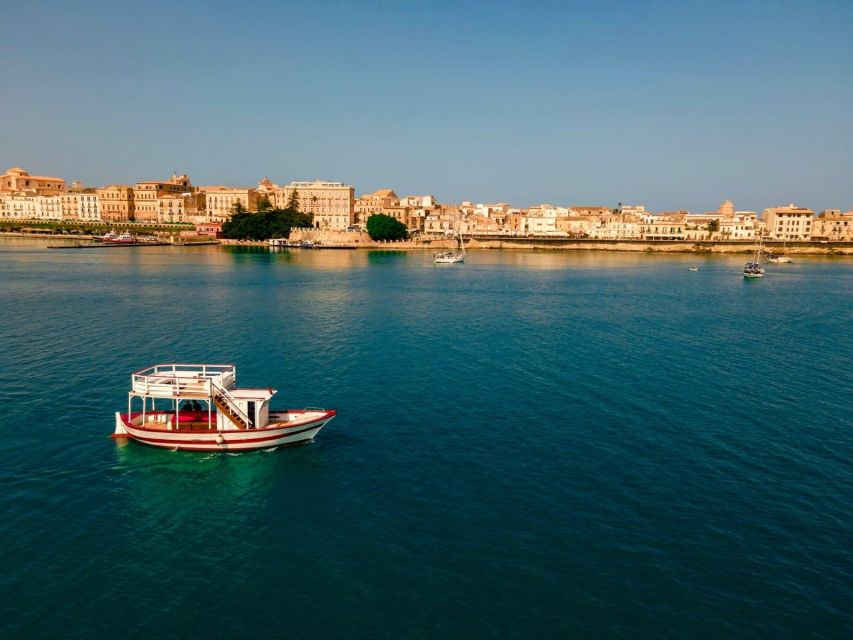 Boat tour with typical lunch in Siracusa - Ortigia island from the water: history you can see without crowds