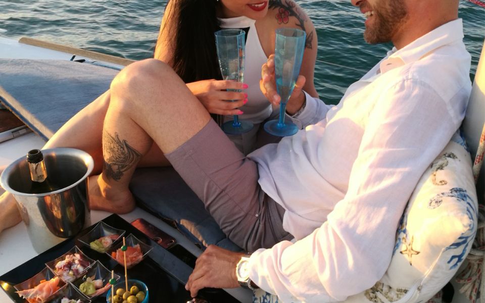 Catania: Guided Sunset Sailing Trip with Aperitif & Prosecco - Prosecco and Appetizers: How the Crew Turns Sailing Into an Evening