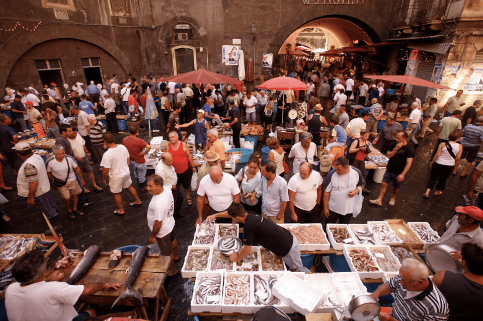 Catania Historic center Walking tour - Via Crociferi and the baroque street effect