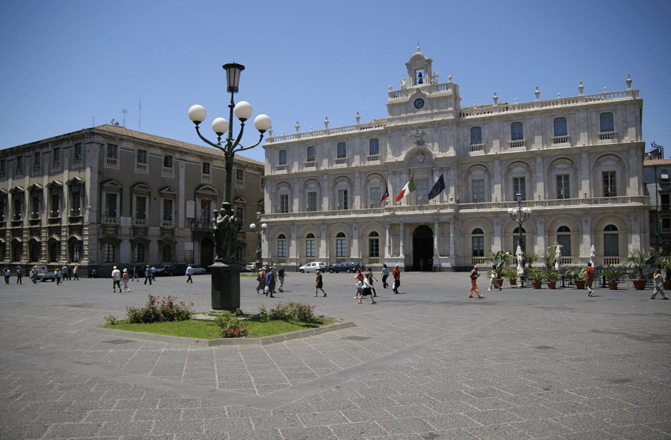 Catania Historic center Walking tour - Piazza dell’Università: learning to read the center