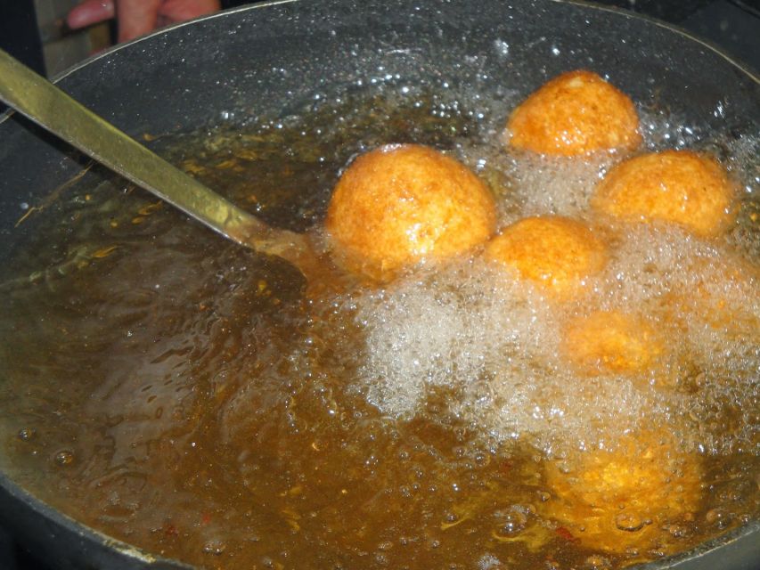 Catania: Private Tour with Arancino Tasting - Via Vittorio Emanuele and the long, satisfying walk-to-finale