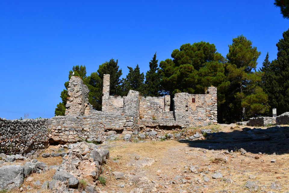 Cefalú: La Rocca Archaeological Park Guided Hiking Tour - Finding the trail: Via Umberto I and the walk into history