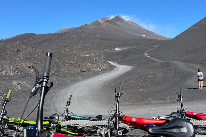 Etna Summit Craters E-bike - Descending the right way: the crater of 2001