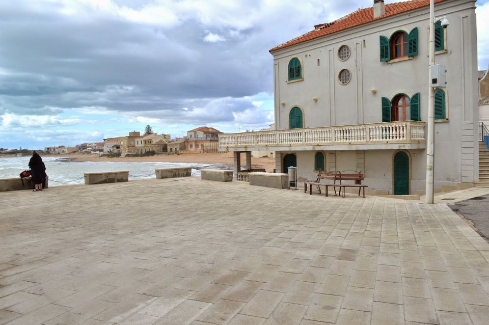 From Catania: Inspector Montalbano Day Tour with Audio Guide - Getting started: finding the tour near Catania’s Duomo