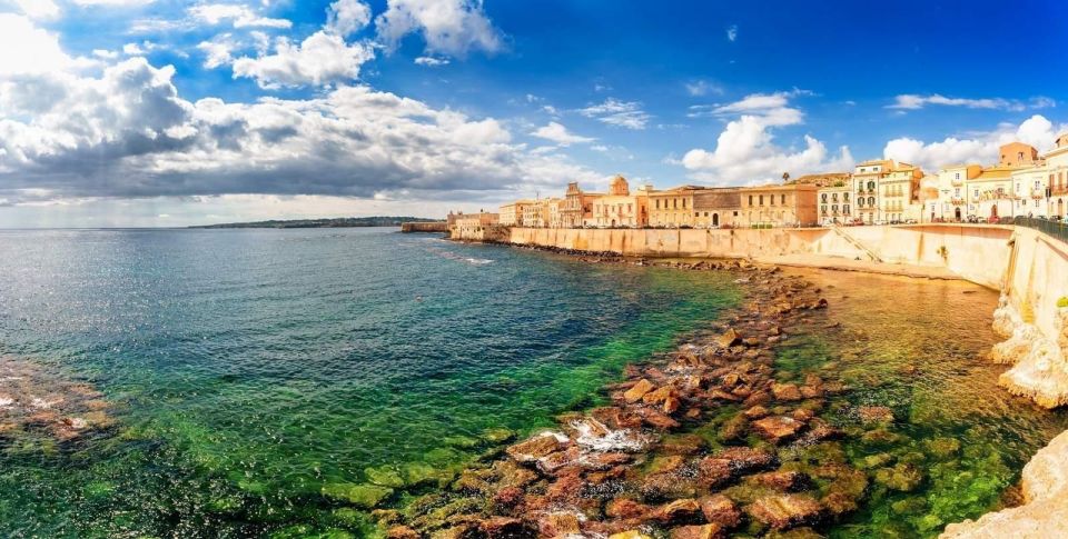 From Catania: Siracusa, Ortigia, Noto audio-guided tour - Ortigia island walk: Fountain of Arethusa, Piazza Duomo, fortress walls