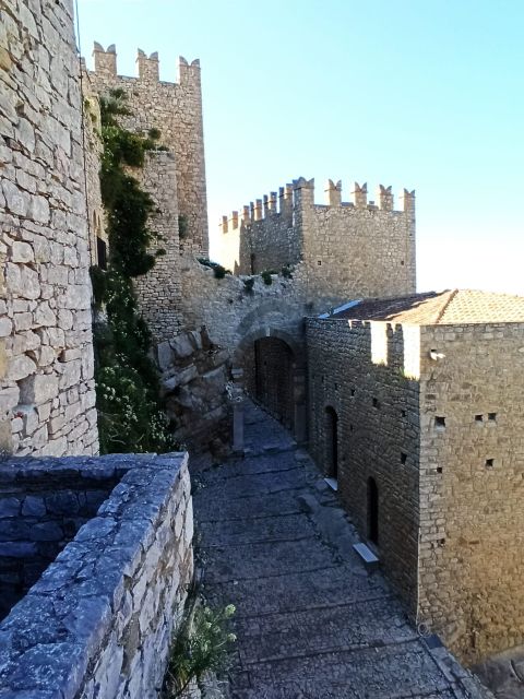 From Palermo: Medieval castle tour of Caccamo and Cefalù. - A one-day Sicily sampler that actually feels like Sicily
