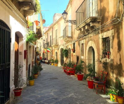 From Taormina: Syracuse Tour with lunch in Food Market - Apollo Temple and Via Cavour: getting oriented fast