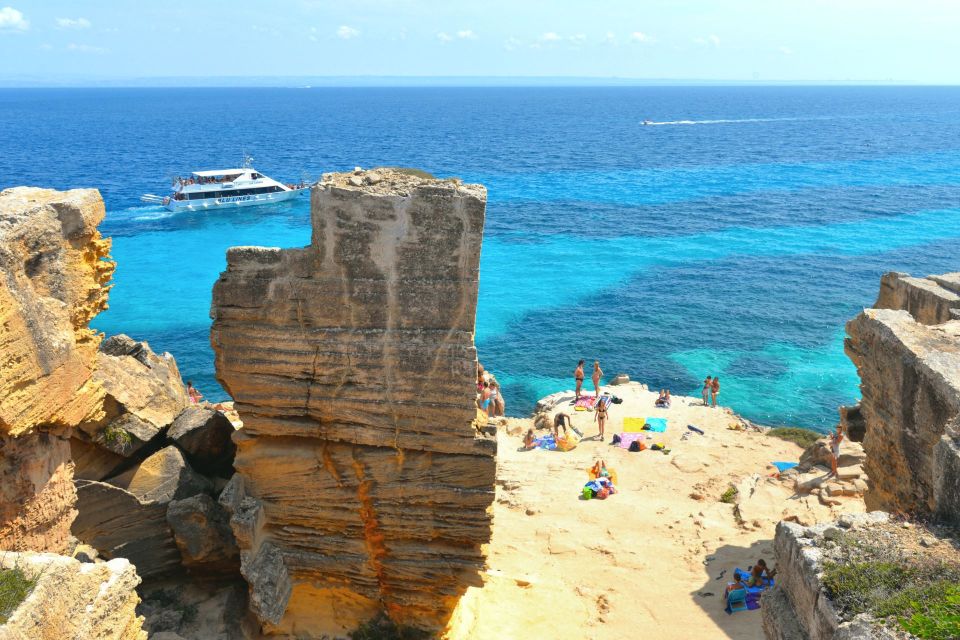 From Trapani: Cruise to Favignana and Levanzo with lunch - Getting on board in Trapani (Via Ammiraglio Staiti, 93)