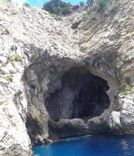 Giardini Naxos: Isola Bella and Grottos Cruise with Aperitif - The elephant-shaped rock on the way back