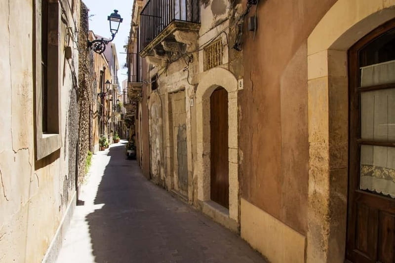 Guided tour of Ortigia with Fish Street Food at the market - Meet Under the Pomegranate Tree and Get Oriented Fast