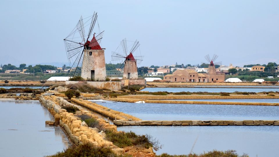 Guided tour of the Marsala Salt Pans and salt harvesting - Walking the nature trail in the Stagnone reserve