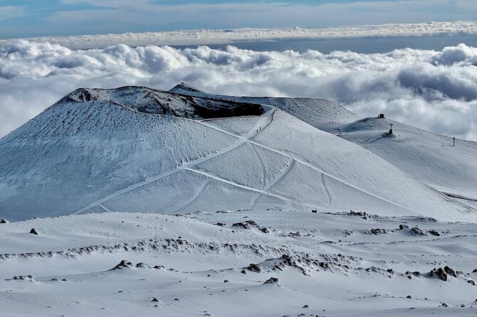 Hike near the summit craters up to the maximum safe altitude currently foreseen - Etna to the rules: what 3,000 m really means