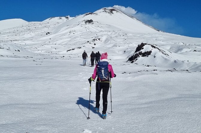 Hike near the summit craters up to the maximum safe altitude currently foreseen - Difficulty, health limits, and who should think twice