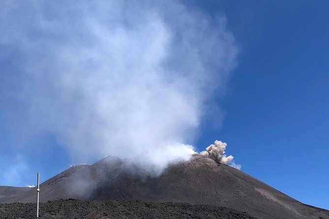 Hiking at 2900m on Mount Etna - The ascent to 2,900m: cable car and 4x4 shuttle in the real world
