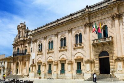 Il Commissario Montalbano - Ragusa Ibla: Iblei gardens, baroque streets, and Montalbano in the frame