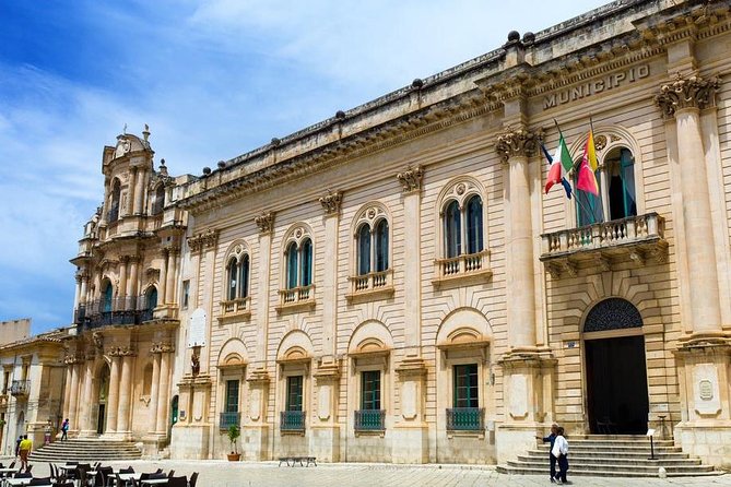 Il Commissario Montalbano - Ragusa Ibla: Iblei gardens, baroque streets, and Montalbano in the frame