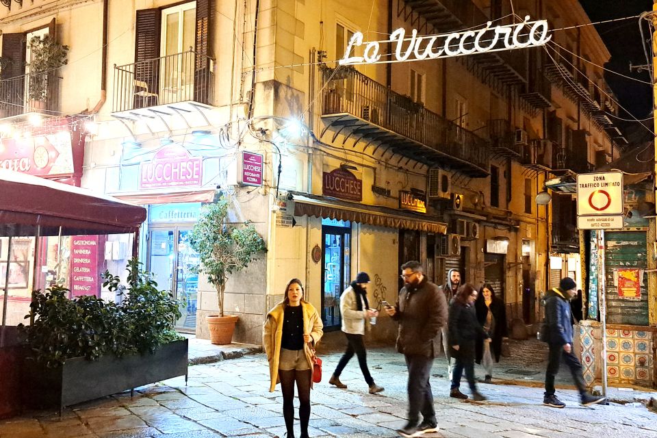 Napoli tour: alla scoperta del centro storico - Piazza Bellini: Greek walls meet the modern Naples scene