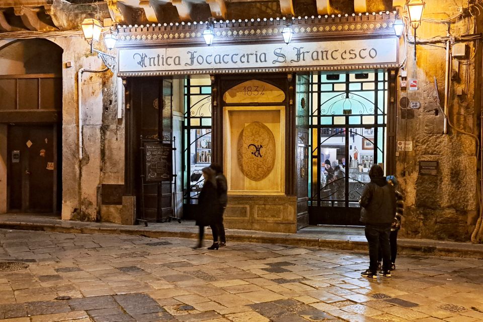 Napoli tour: alla scoperta del centro storico - San Paolo Maggiore and repurposed power: Temple ruins in plain sight