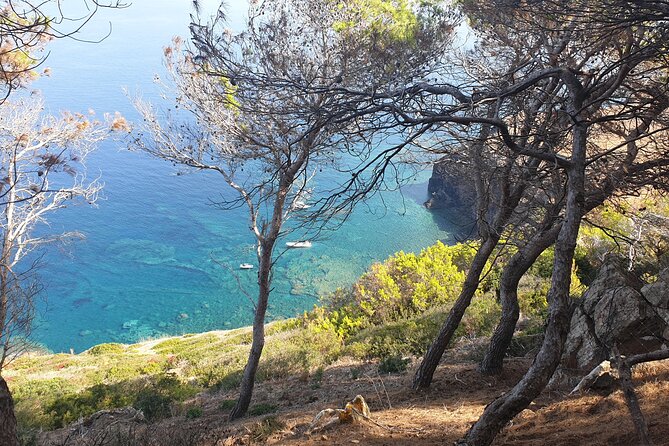 Naturalistic excursion to Ustica - The tuff quarry stop: volcanic rock meets local building