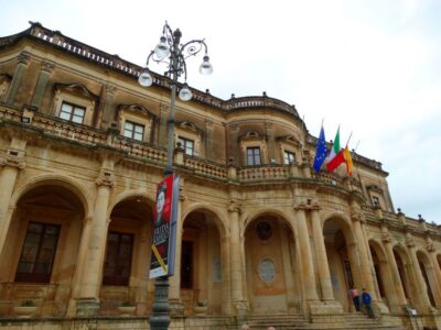 Noto: Sicilian Baroque Architecture Guided Walking Tour - Starting at Porta Reale: the route begins with S. Francesco and a grand first climb