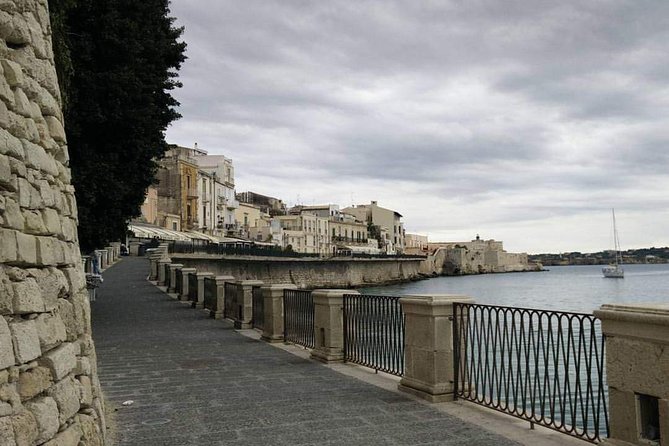 Ortigia city Tour - Stop 2: Syracuse Cathedral and the inside Greek temple mix
