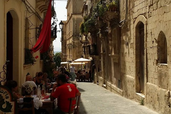 Ortigia city Tour - Stop 3: Fonte Aretusa—legend, fresh water, and a symbolic ending