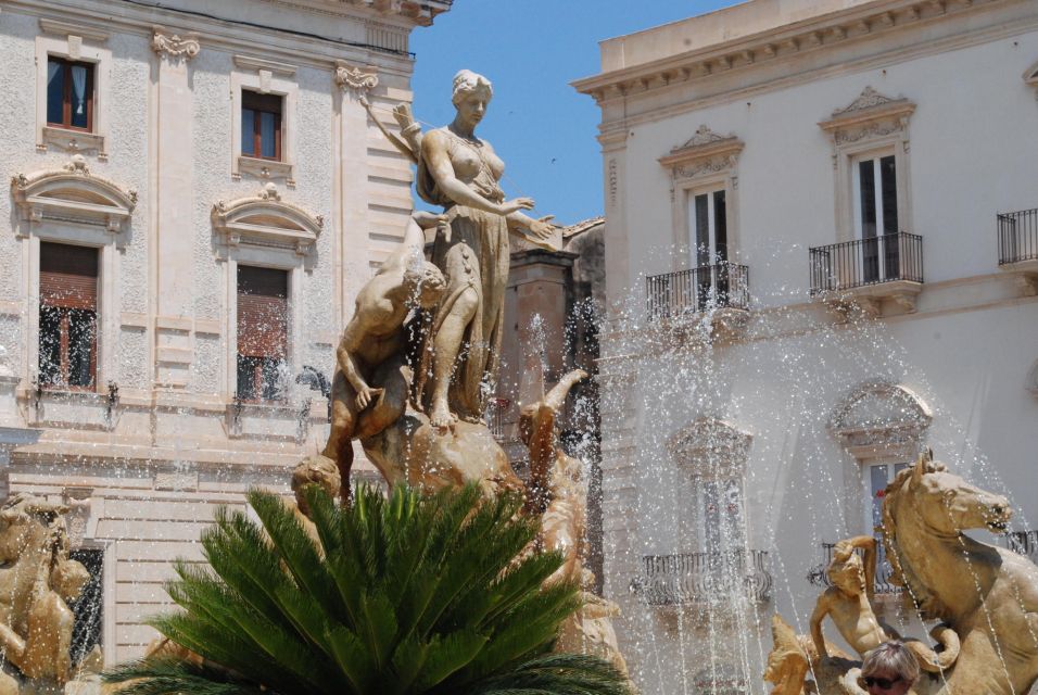 Ortigia guided night tour, Syracuse - Piazza Archimede and the Diana Fountain (1907)