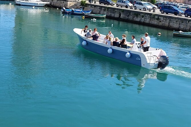 Ortigia Island and Sea Caves Boat Tour with Prosecco - Captain commentary and language: what to expect in English