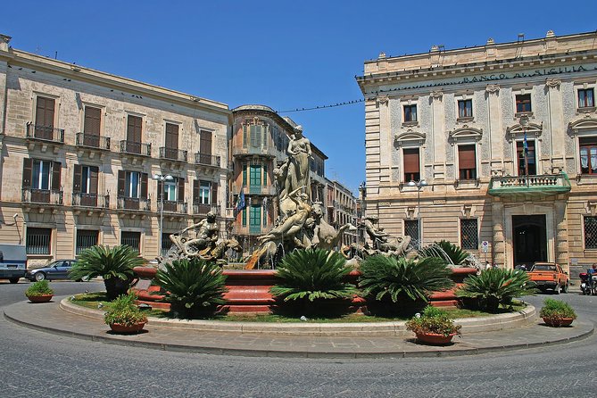 Ortigia: Syracuse's Ancient Town Center Private Walking Tour - Fonte Aretusa: papyrus, myth, and why the spring mattered