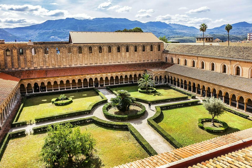 Palermo: CruiserCar Tour of Old Town, Monreale & More - Historic Center stops: Quattro Canti and the photo-worthy streets