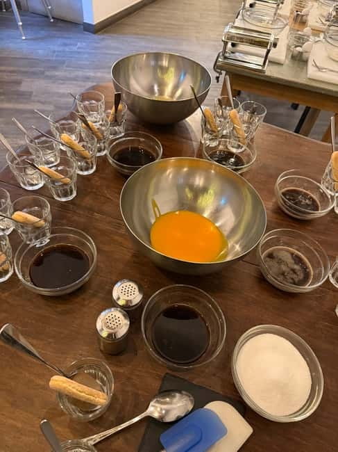 Palermo: Pizza & Tiramisu Class with Free Flowing Fine Wine - From apron to mozzatura: what you learn during dough prep