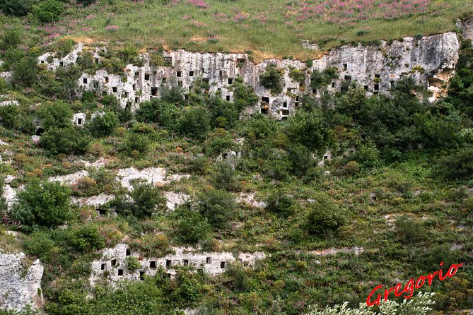 Pantalica nature history and archeology - Stop 4: the Greek trench and the story of work and defense