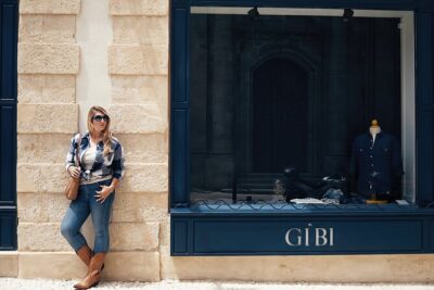 Photoshoot in Syracuse Sicily - Piazza Archimede: lively photos with the Fountain of Diana