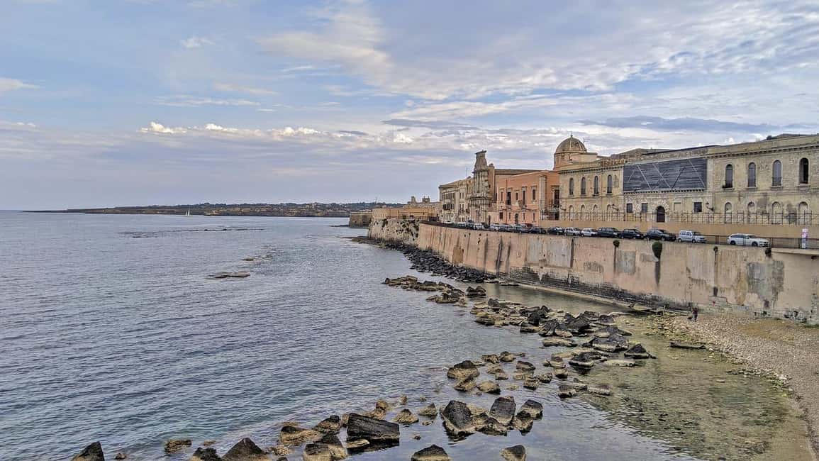 Pillirina, Ortigia, Sea caves: Boat Tour and Snorkeling - The Ortigia views: historic buildings without the sidewalk crowds