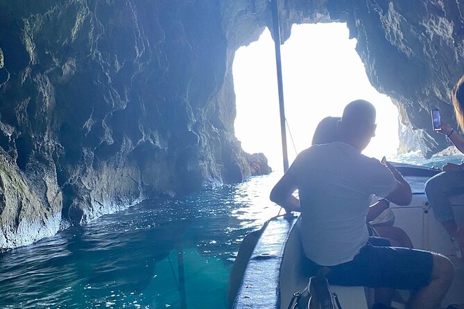 Private boat tour 1h Ortigia and caves with tales - One hour, two big wins: views of Ortigia and cave stories