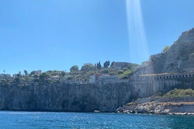 Private boat tour Giardini Naxos Taormina with platter and wine - The platter and wine: what you’re really getting