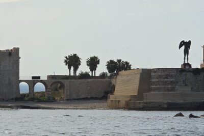 Private boat tour of the island of Ortigia and the sea caves - 1.5-Hour Private Boat Tour From Ortigia Marina