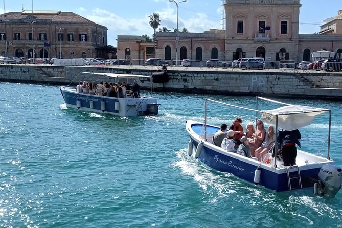 Private boat tour with prosecco and fresh fruit - Ortigia by boat: the route that makes Syracuse click