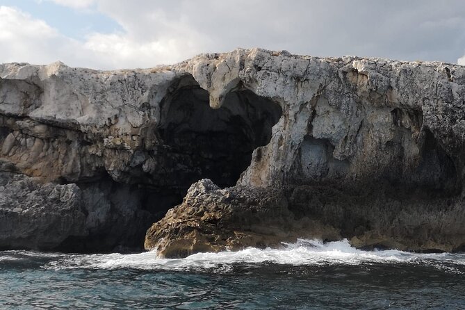 Private boat tour with prosecco and fresh fruit - Coming back through the small port and Ortigia canal: the smart finish