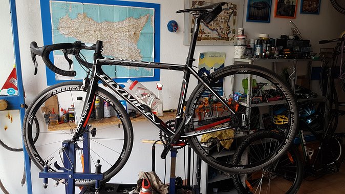 Rent a Carbon or Aluminum Road Bike in Sicily - Getting a Bike Ready in Central Palermo