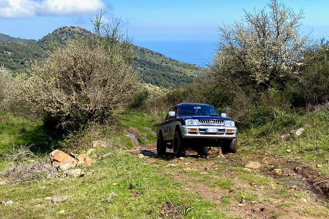 Safari Jeep Wild Adventure - Lunch in a mountain chalet: km0 local products and Aeolian Island views