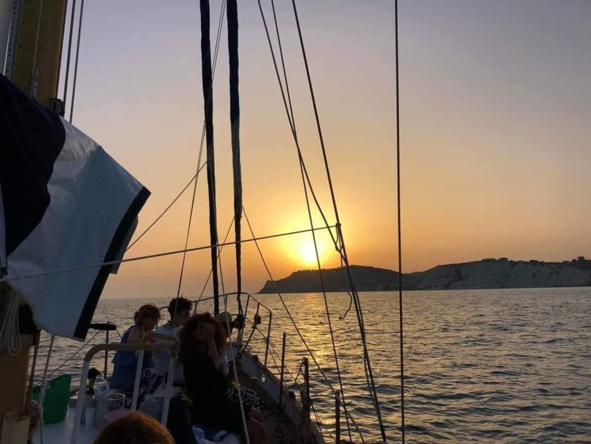 San Leone, Scala dei turchi: private aperitif on boat tour - Scala dei Turchi from the water: the “wow” moment is the angle