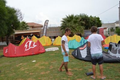 Semi-private kitesurfing course for beginners - Semi-private coaching: one instructor, two students, and less waiting